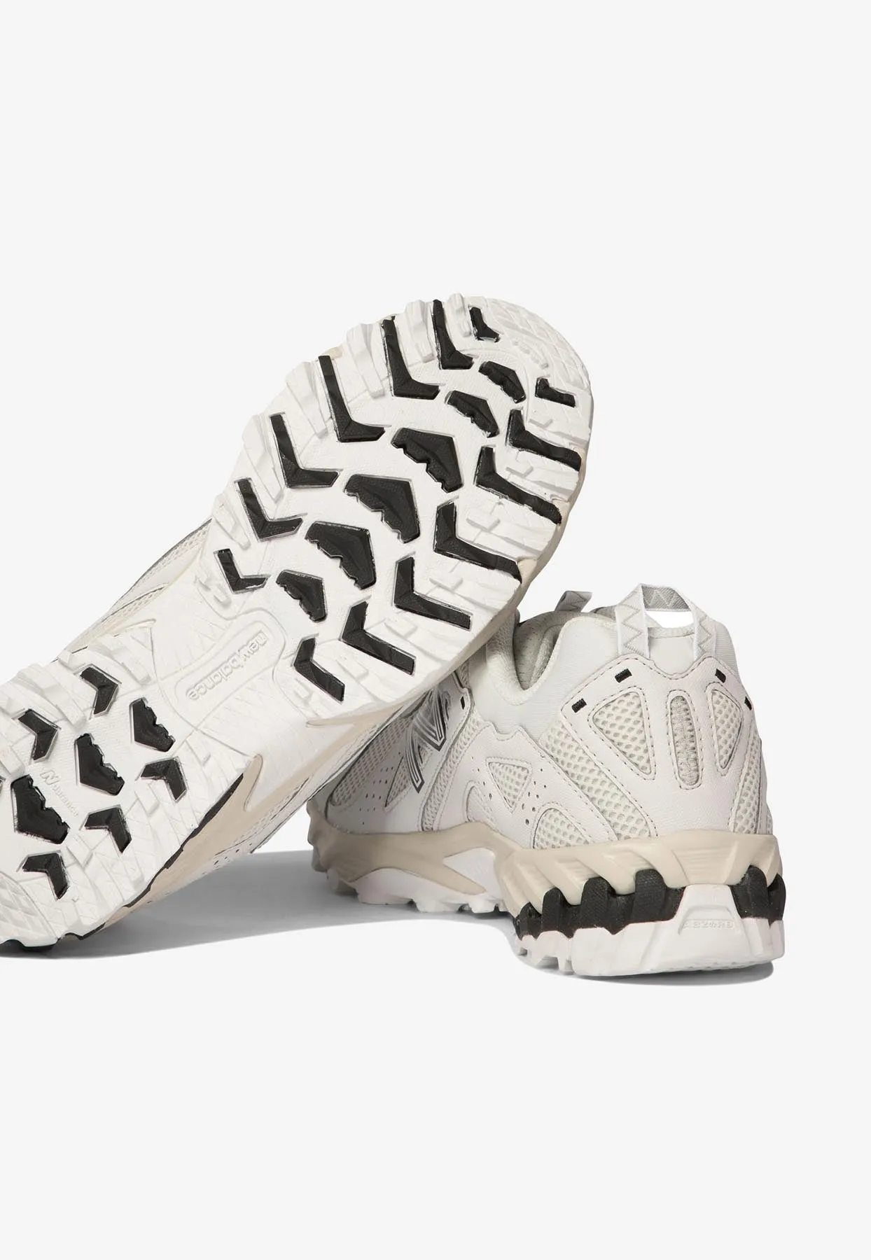 610 Low-Top Sneakers