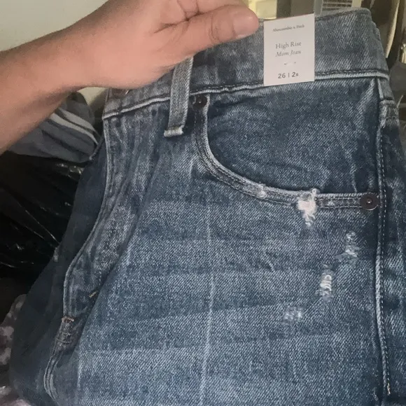 Abercrombie &amp; Fitch The Mom High Rise Distressed Raw Hem Jeans NWT 26