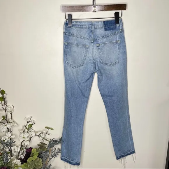 AMO Babe Sweet Cheeks Raw Hem Ankle Jeans Light Wash {OO3}