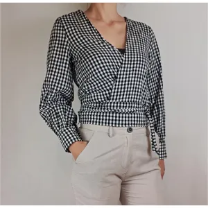 Black and white pre-owned check wrap shirt top size S (best fits 6-8)