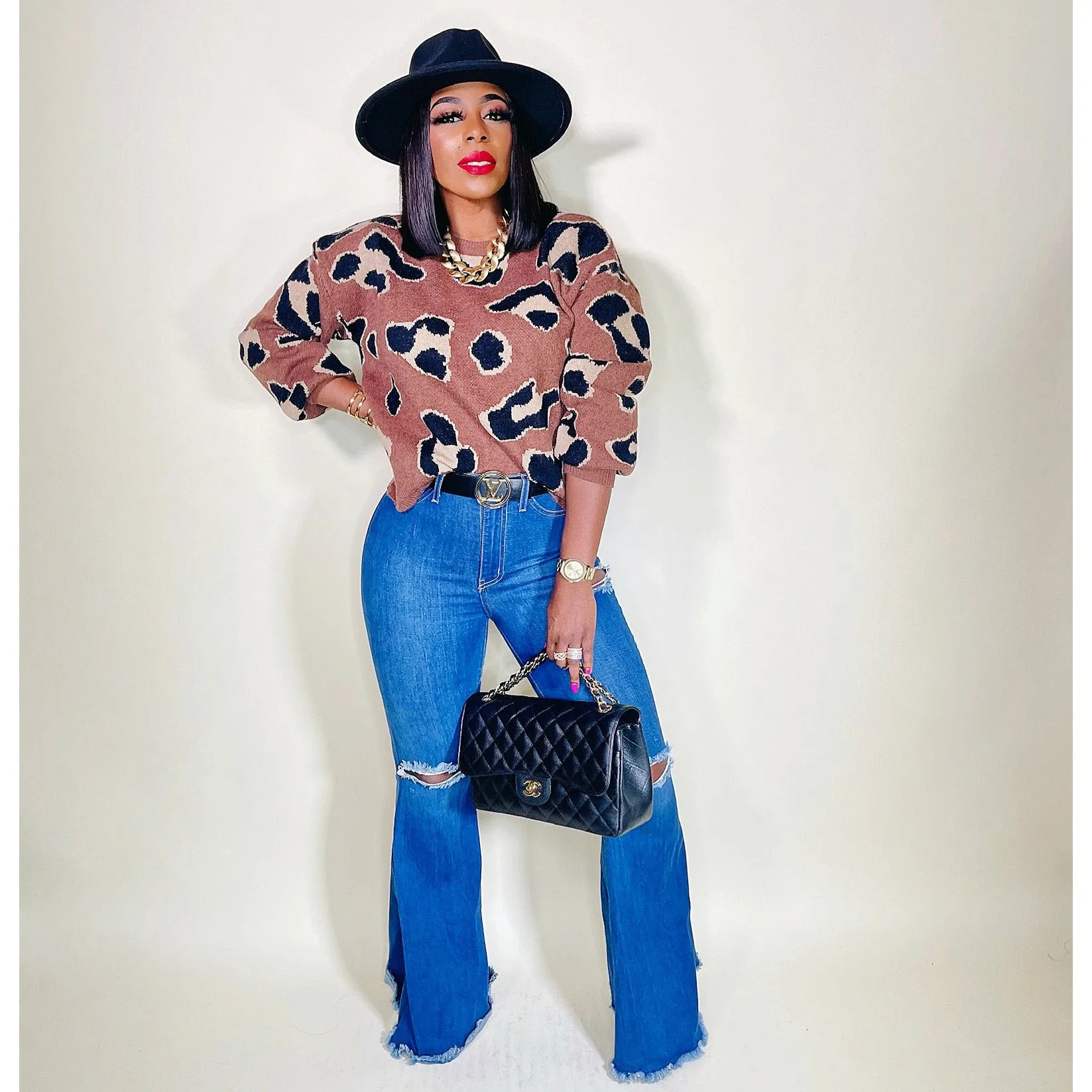 DISTRESSED FLARE JEANS