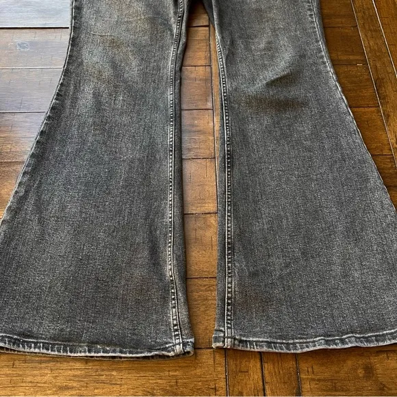 Free People We The Free CRVY Robin Ultra High Waist Flare Jeans in black size 33