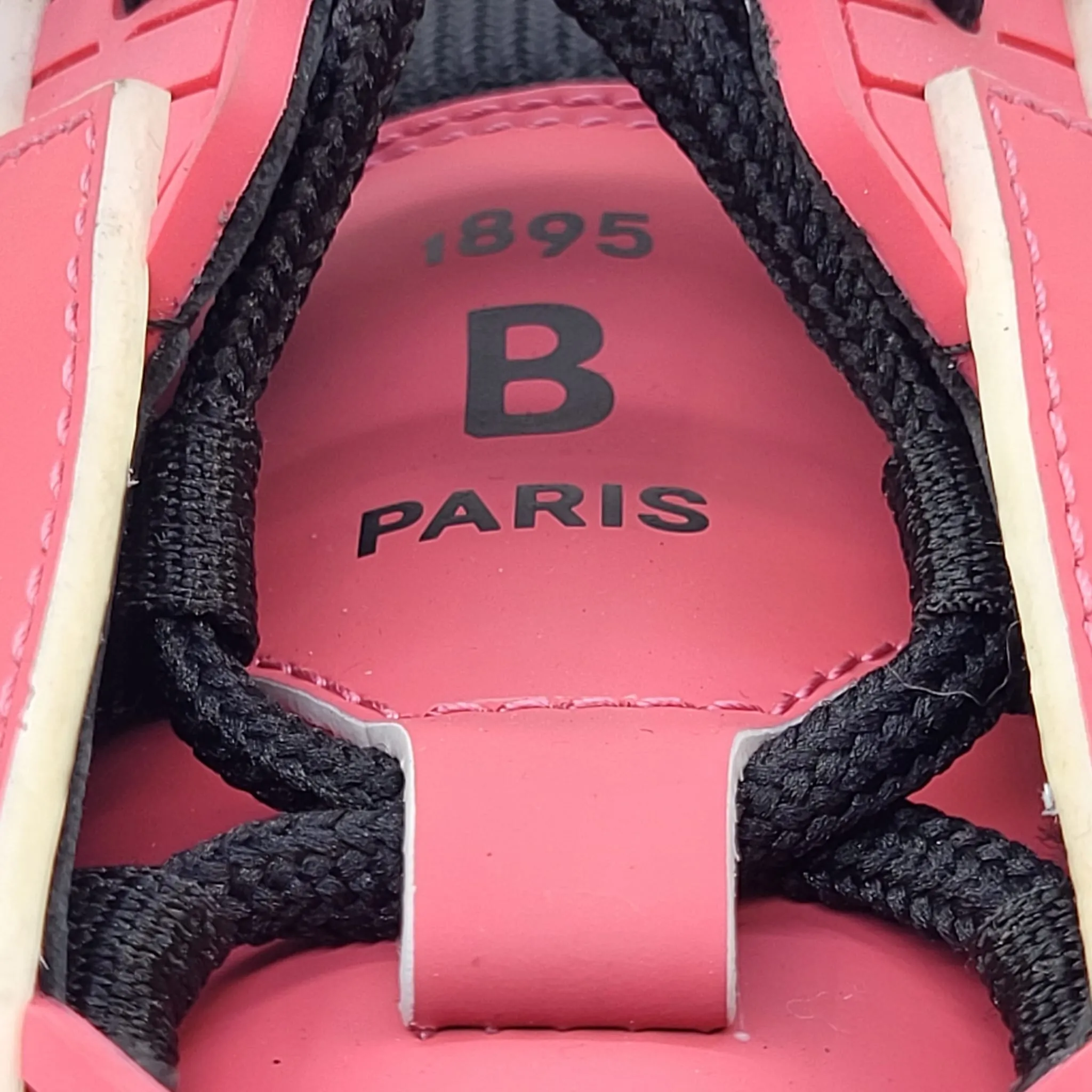 Gravity Sneaker