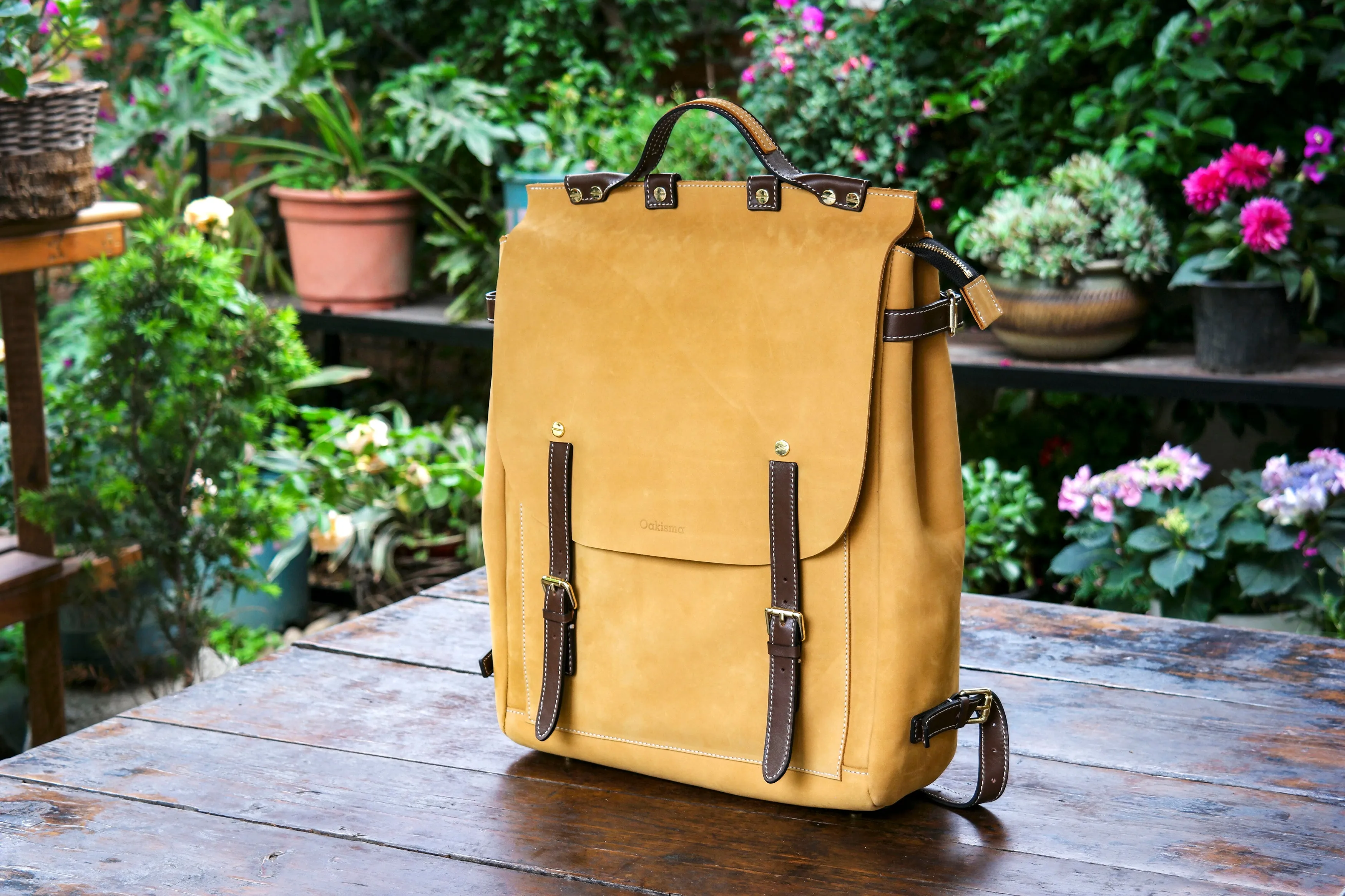Leather backpacks suitable for hiking, business office, and daily commuting, casual and fashionable men's leather backpacks, and women's backpacks