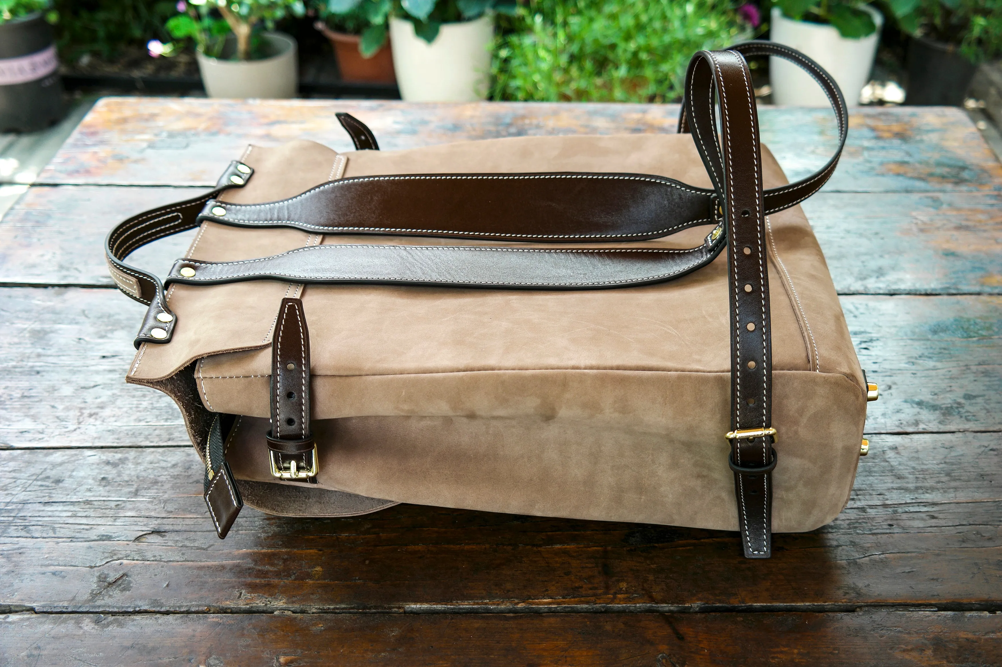 Leather backpacks suitable for hiking, business office, and daily commuting, casual and fashionable men's leather backpacks, and women's backpacks