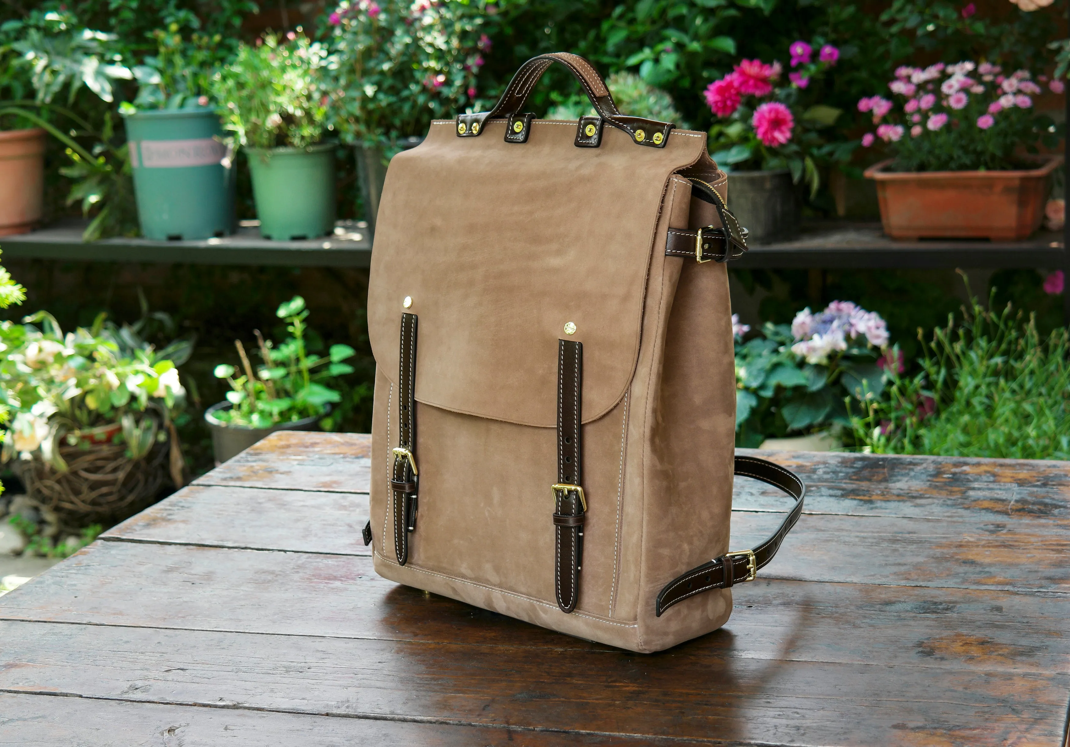 Leather backpacks suitable for hiking, business office, and daily commuting, casual and fashionable men's leather backpacks, and women's backpacks