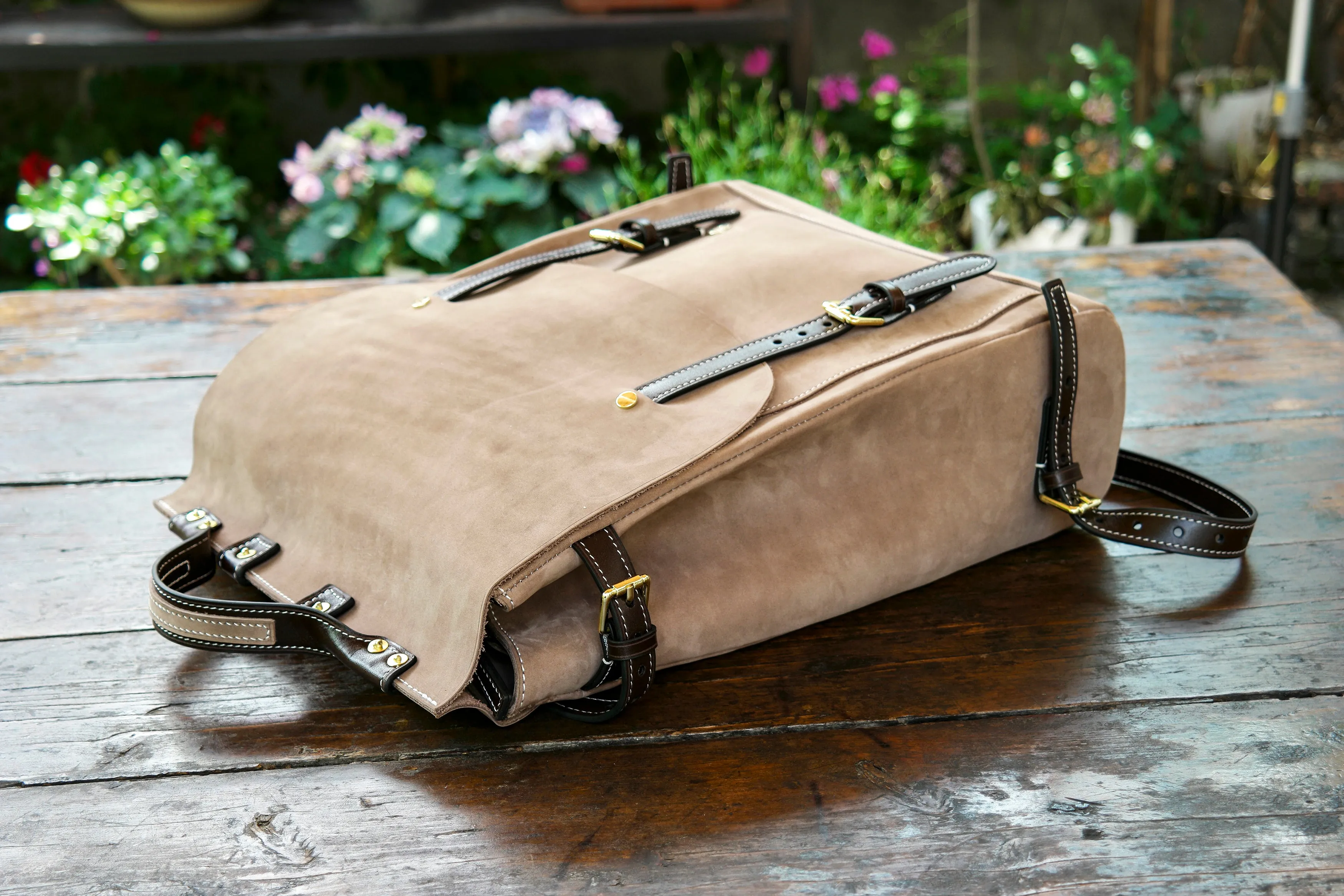 Leather backpacks suitable for hiking, business office, and daily commuting, casual and fashionable men's leather backpacks, and women's backpacks