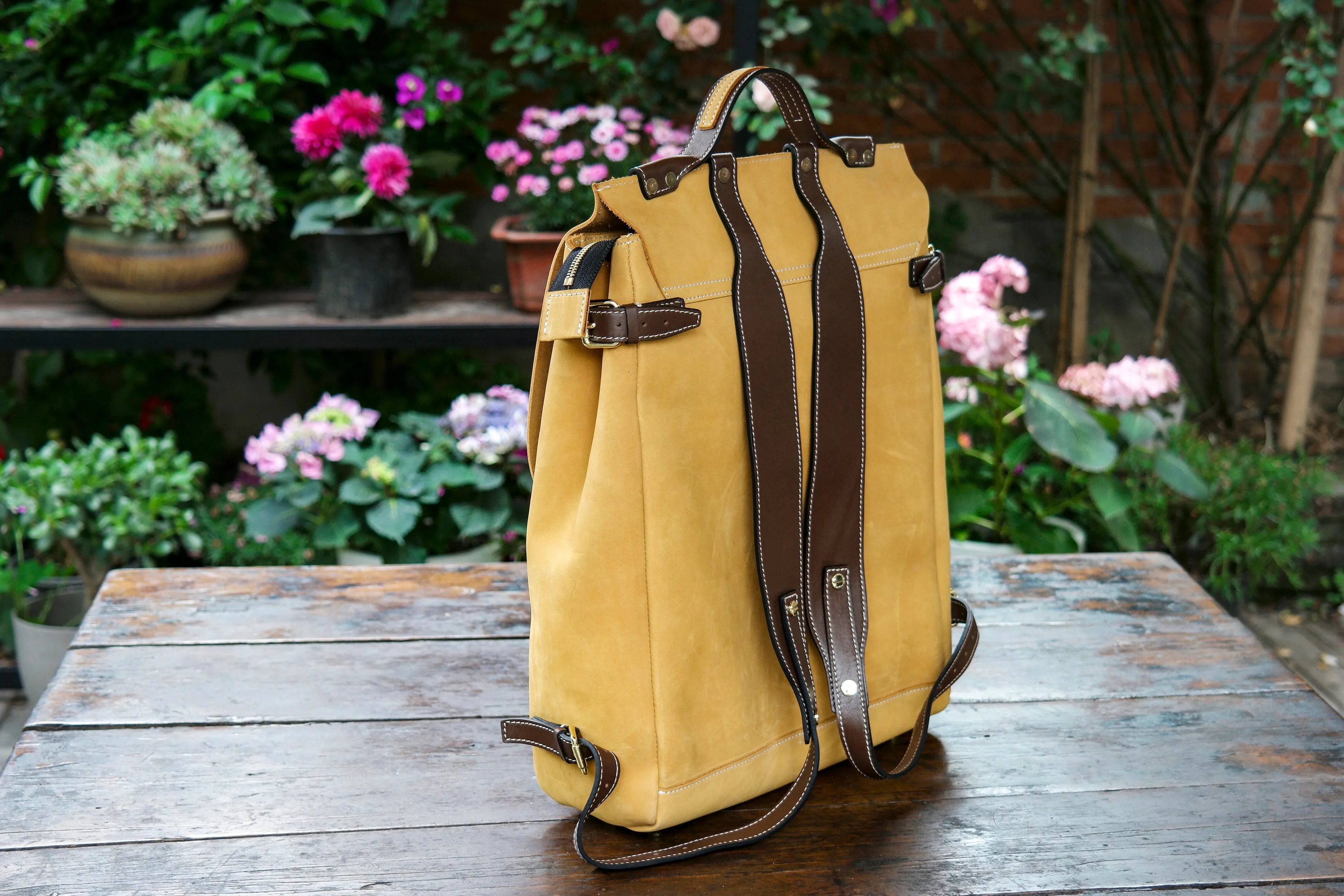 Leather backpacks suitable for hiking, business office, and daily commuting, casual and fashionable men's leather backpacks, and women's backpacks