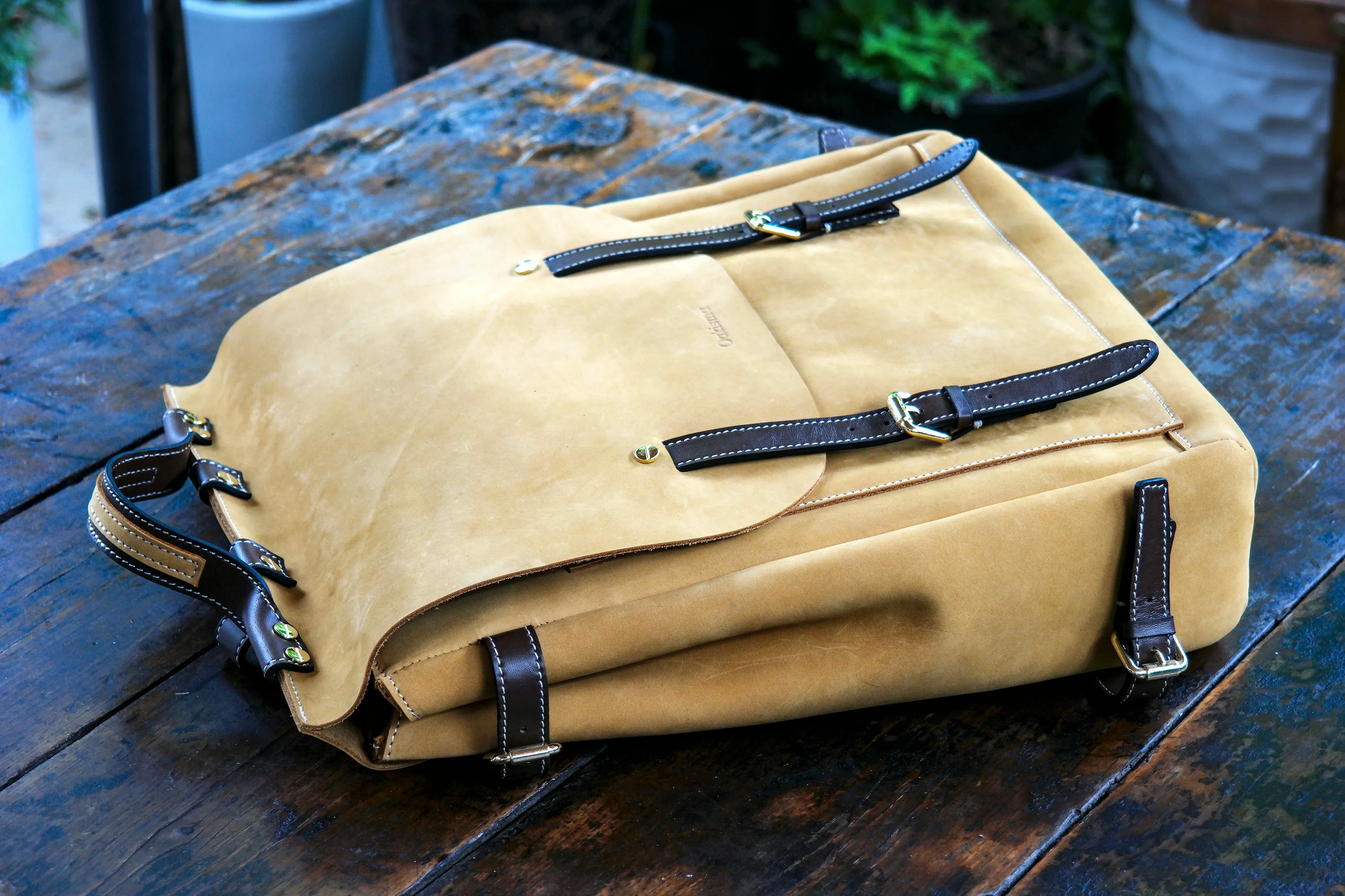 Leather backpacks suitable for hiking, business office, and daily commuting, casual and fashionable men's leather backpacks, and women's backpacks