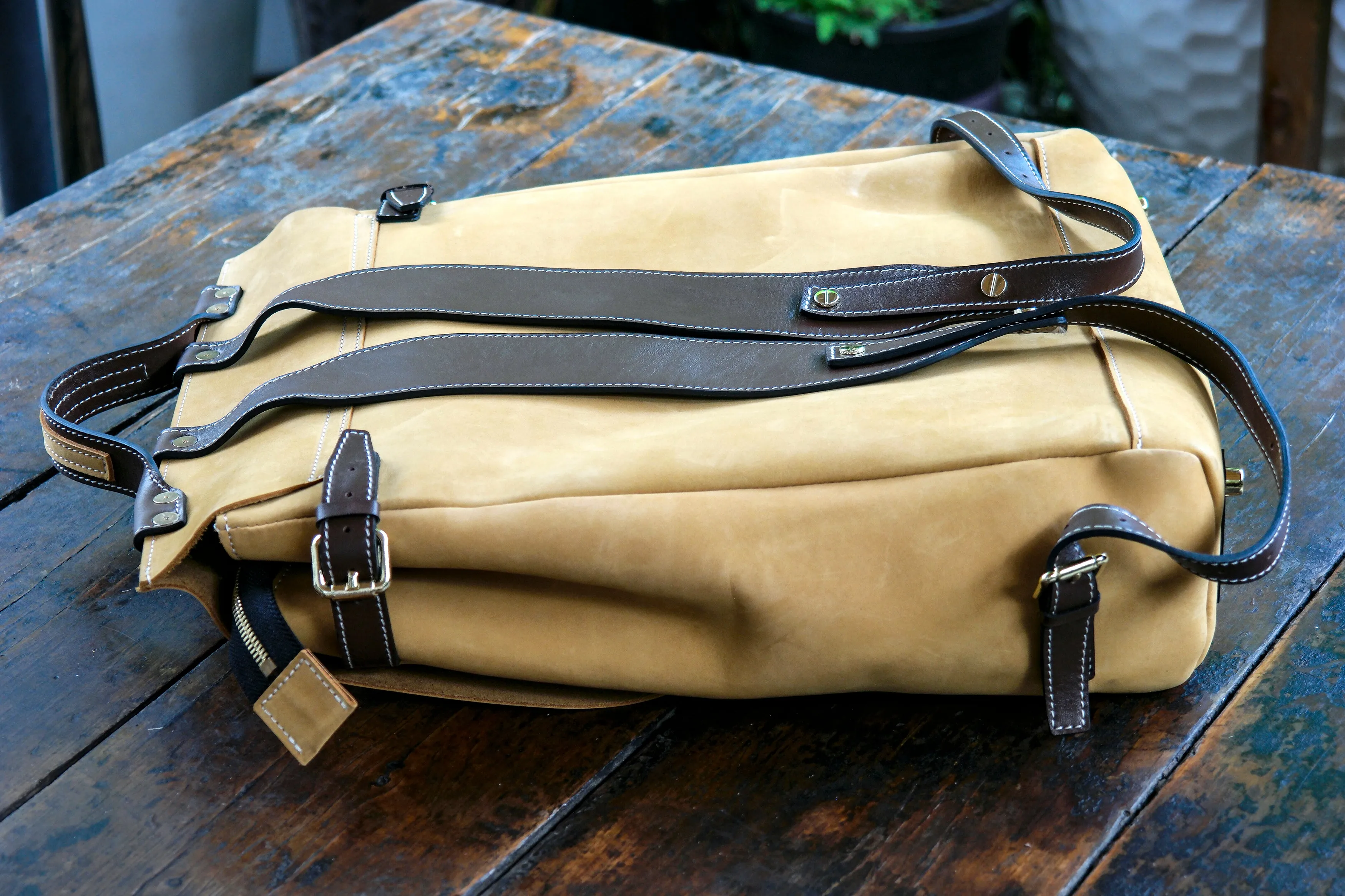 Leather backpacks suitable for hiking, business office, and daily commuting, casual and fashionable men's leather backpacks, and women's backpacks