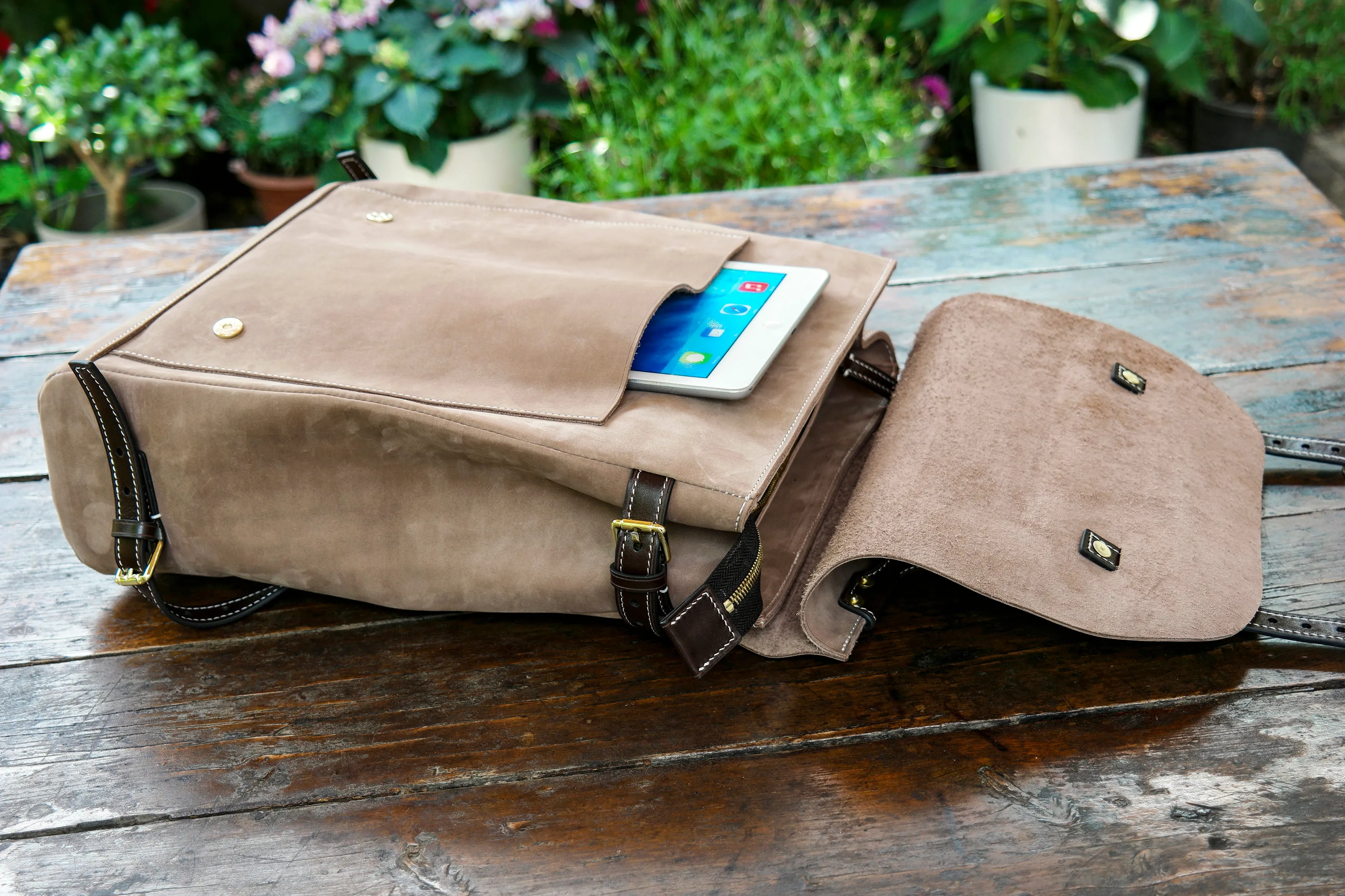 Leather backpacks suitable for hiking, business office, and daily commuting, casual and fashionable men's leather backpacks, and women's backpacks