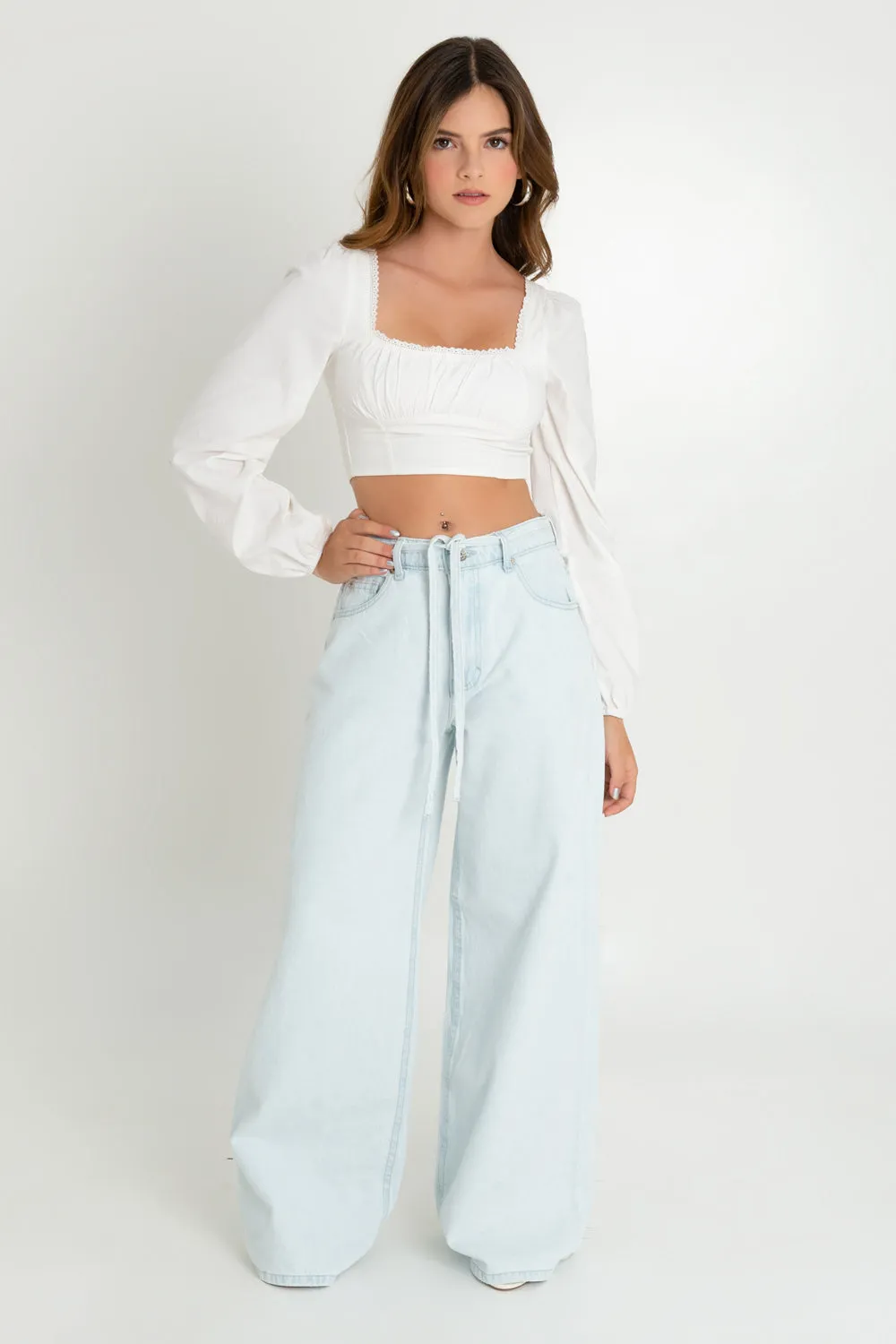 Pantalón de denim fit wide leg con cinturón
