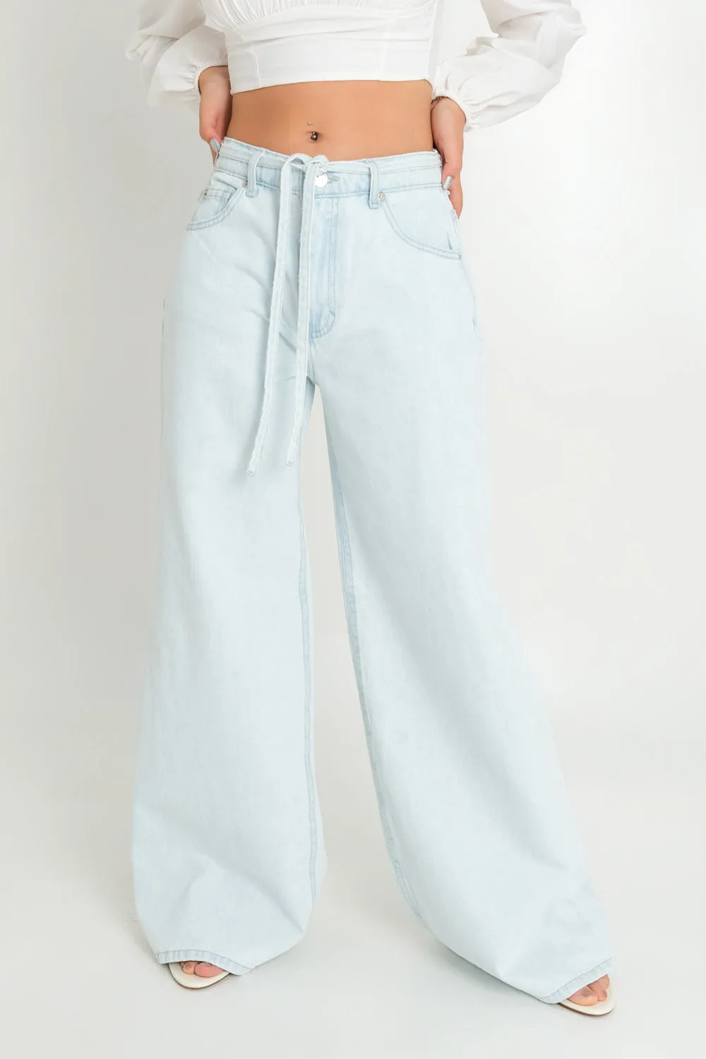 Pantalón de denim fit wide leg con cinturón