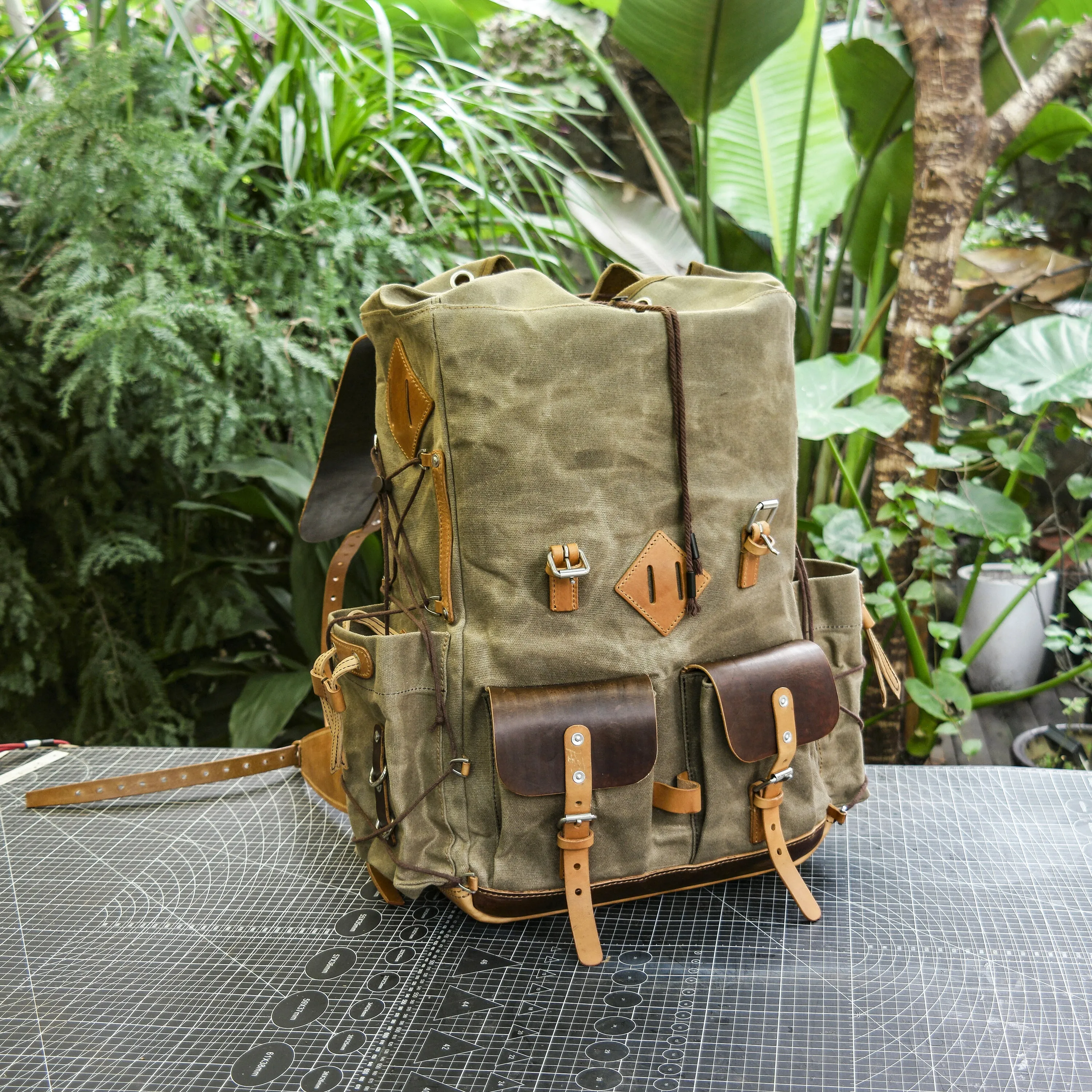 【Physical Patterns】Waxed canvas and leather backpack 35 liter handmade leather waxed backpack, suitable for travel, camping, hunting, hiking