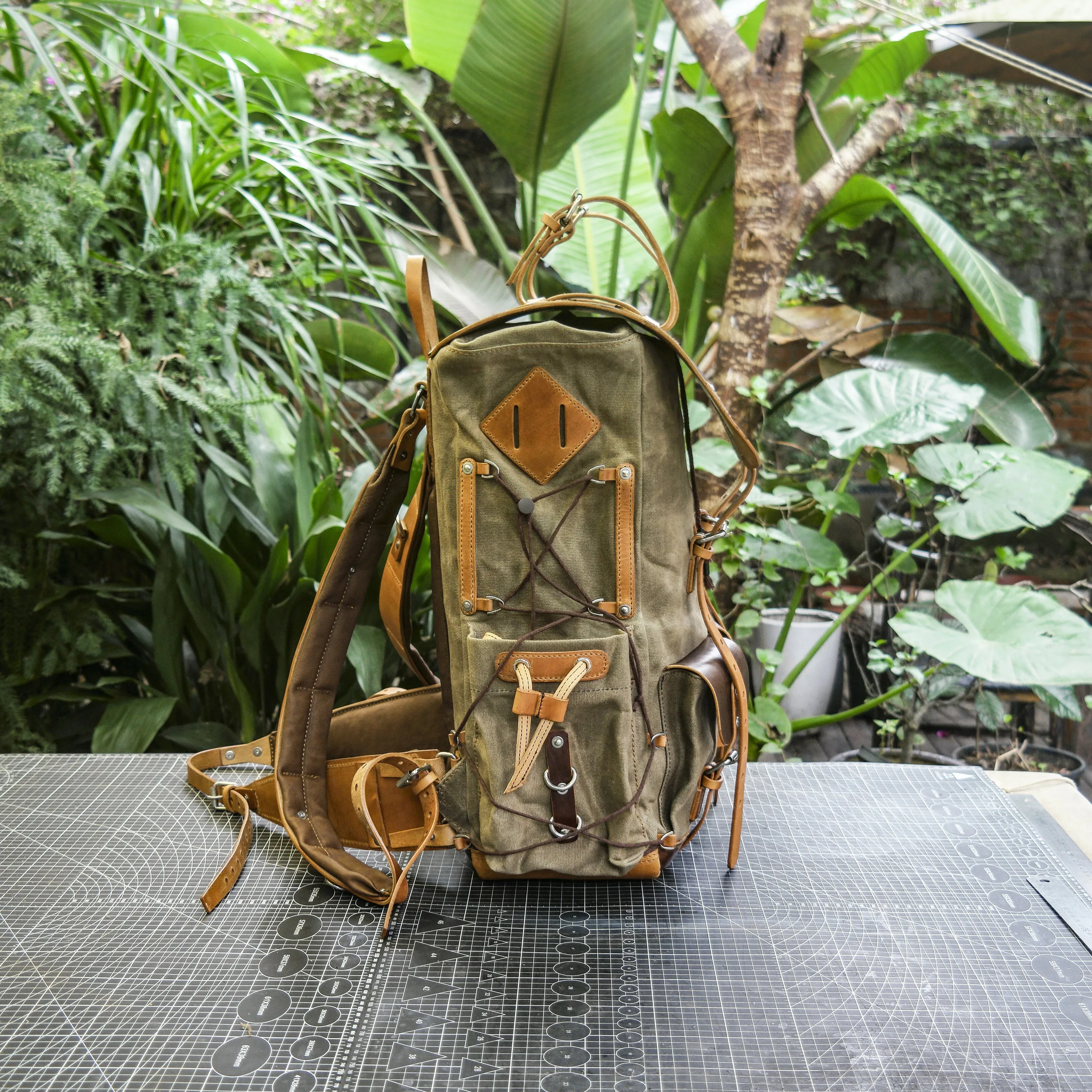 【Physical Patterns】Waxed canvas and leather backpack 35 liter handmade leather waxed backpack, suitable for travel, camping, hunting, hiking