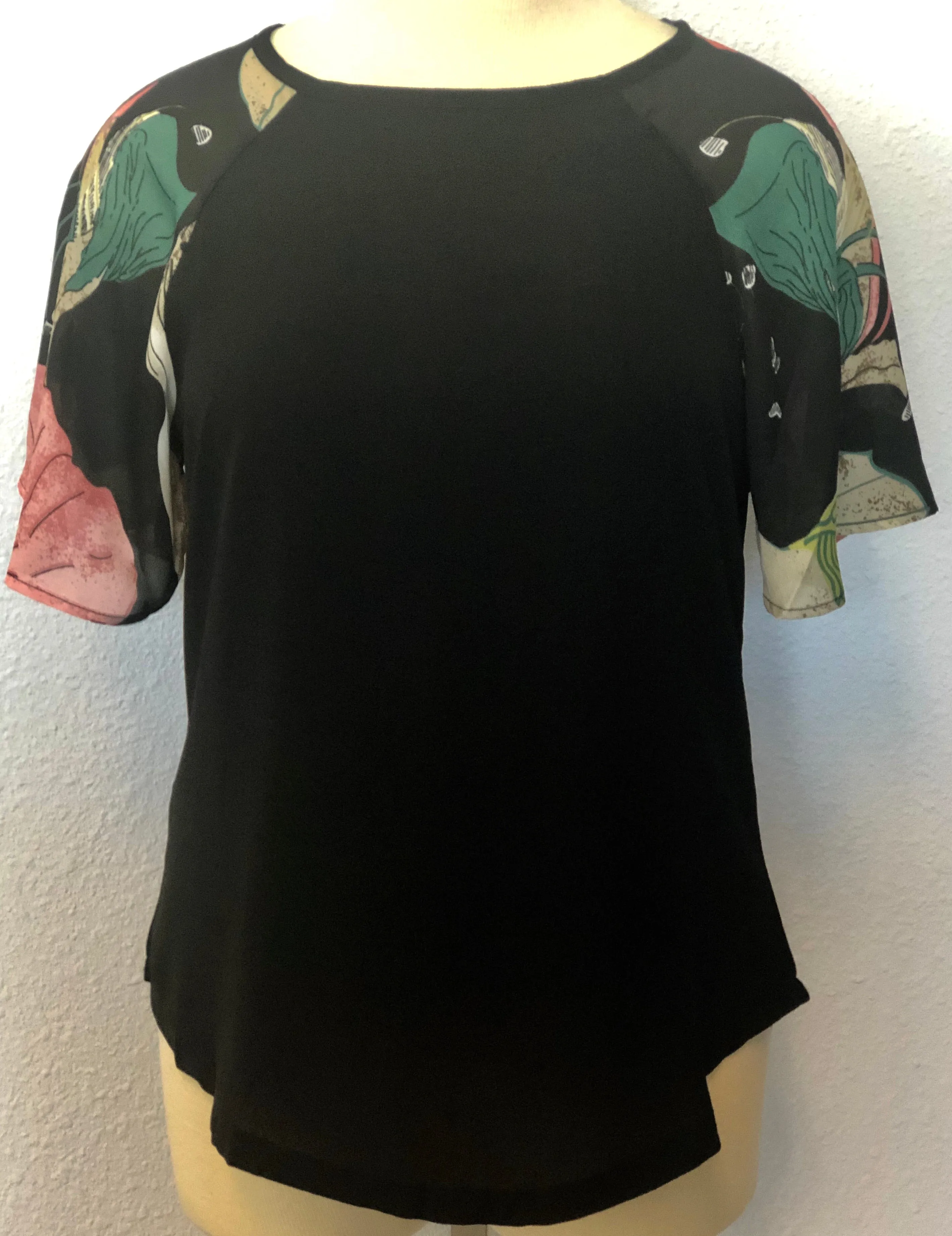 PLUS FLORAL SLEEVE TOP