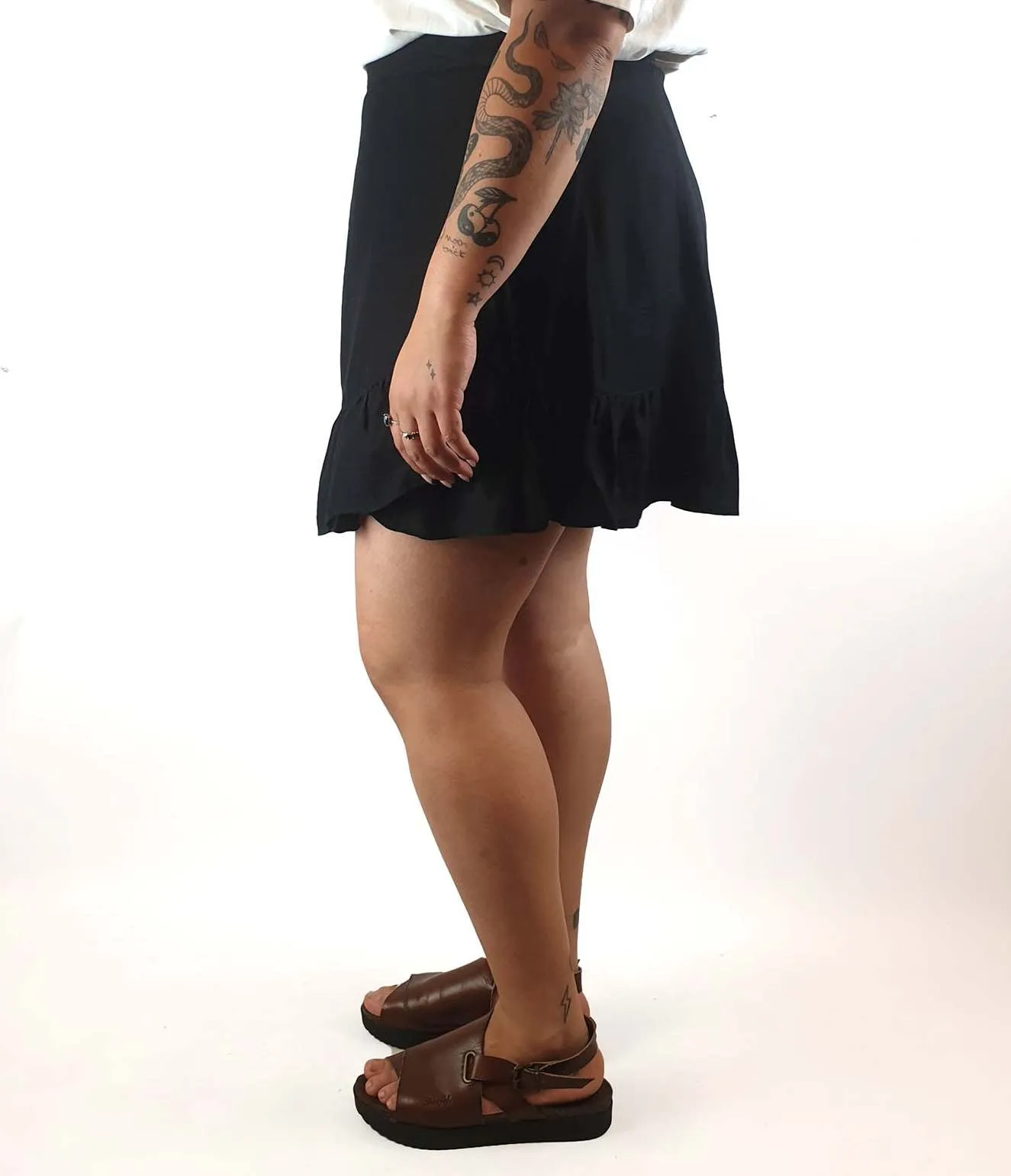 Princess Highway black linen mix wrap style skirt with cute and subtle ruffle size 16
