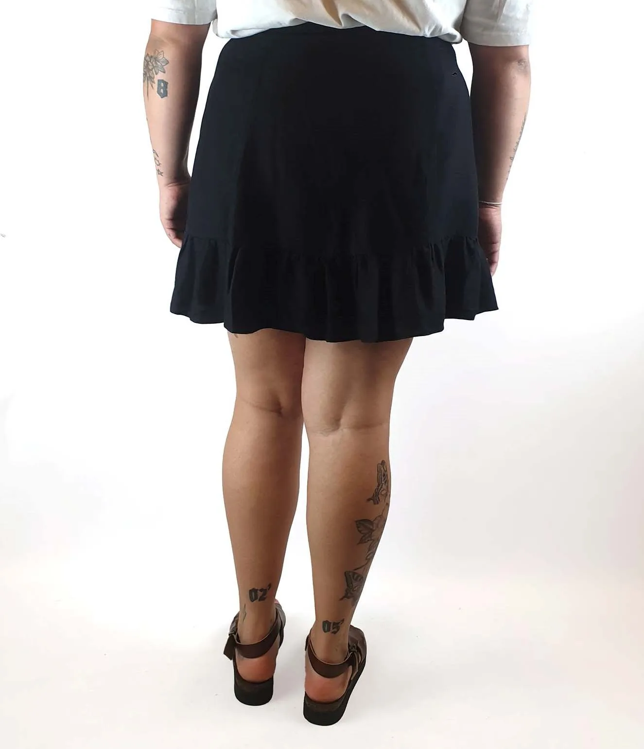 Princess Highway black linen mix wrap style skirt with cute and subtle ruffle size 16