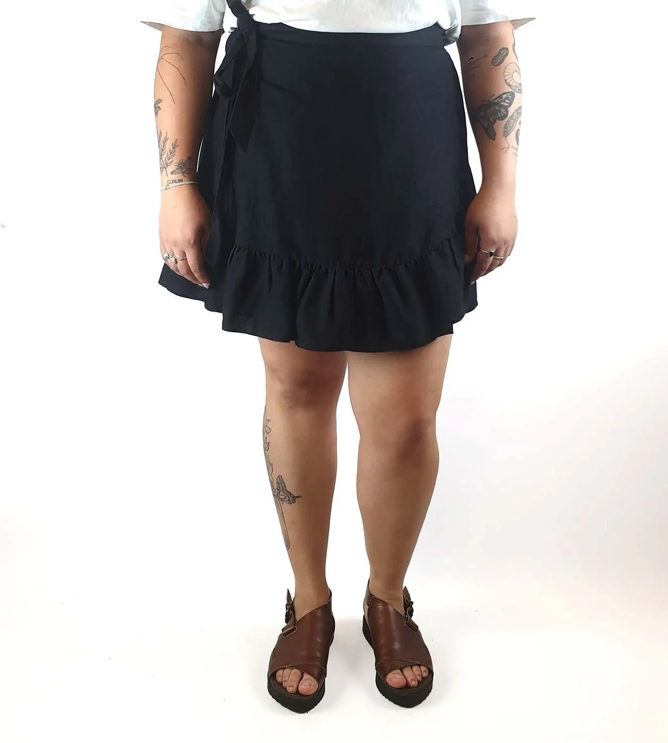 Princess Highway black linen mix wrap style skirt with cute and subtle ruffle size 16