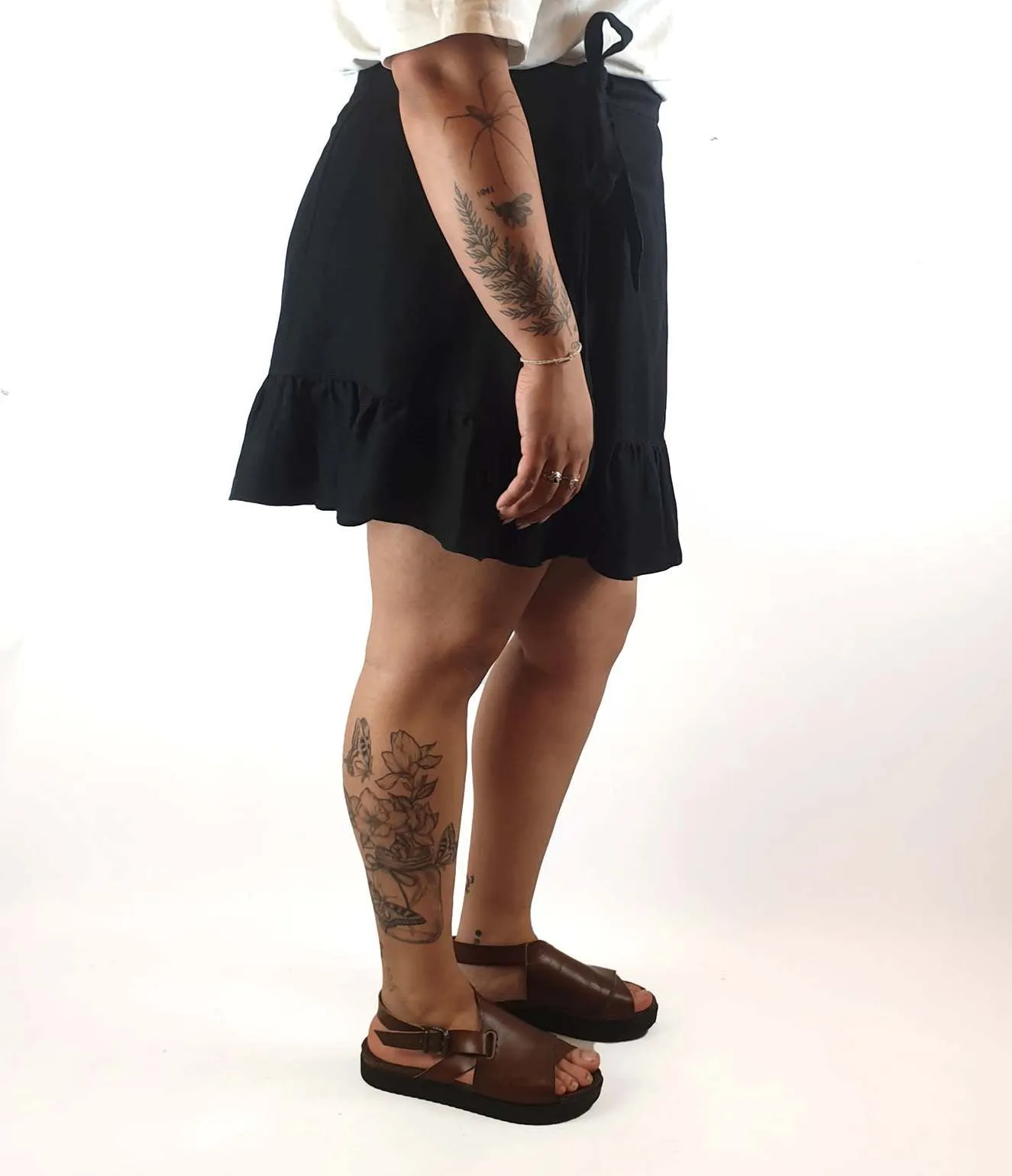 Princess Highway black linen mix wrap style skirt with cute and subtle ruffle size 16