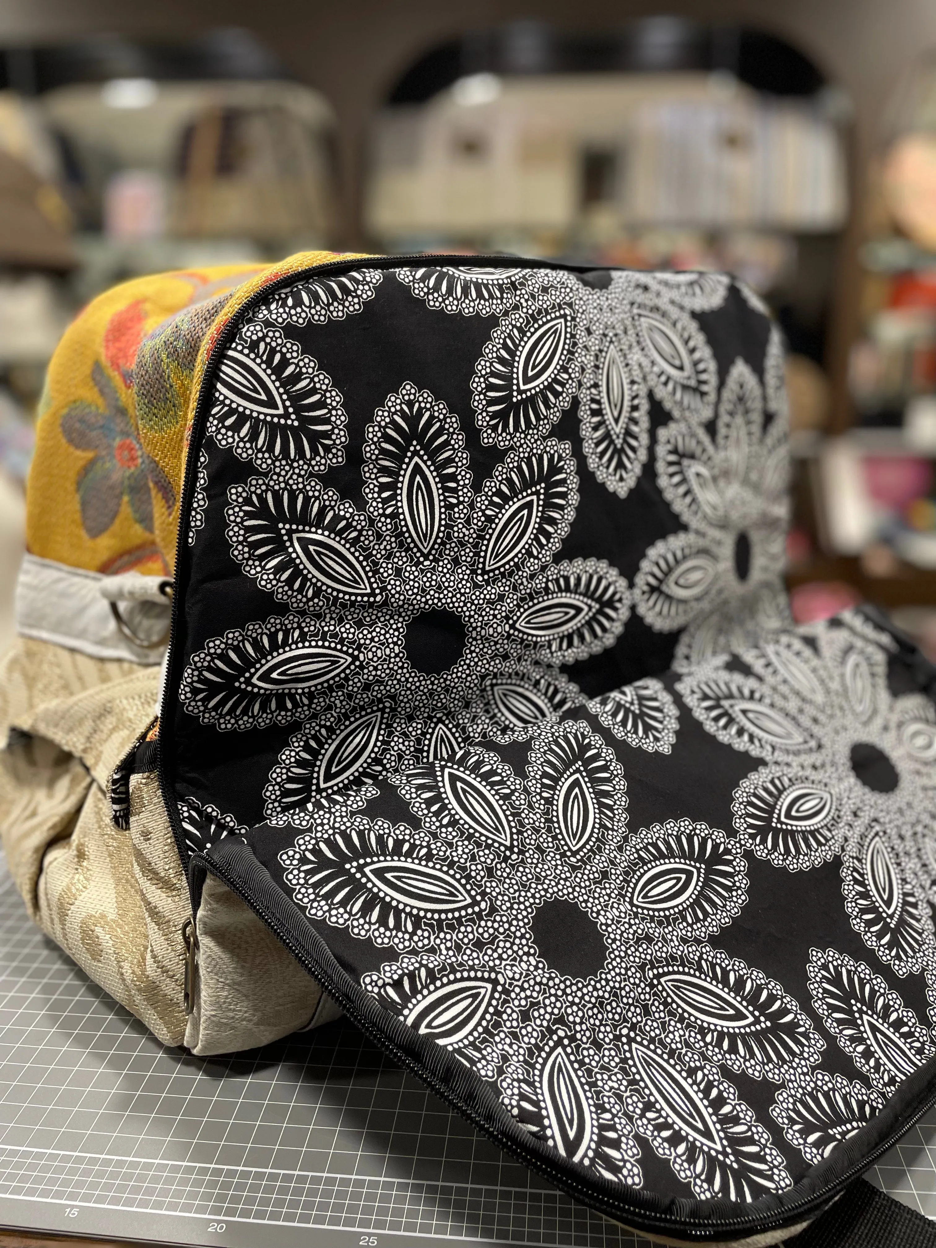 The Botanical Blooms 💐 Medium BeeKeeper Weekender Da Vinci Collection