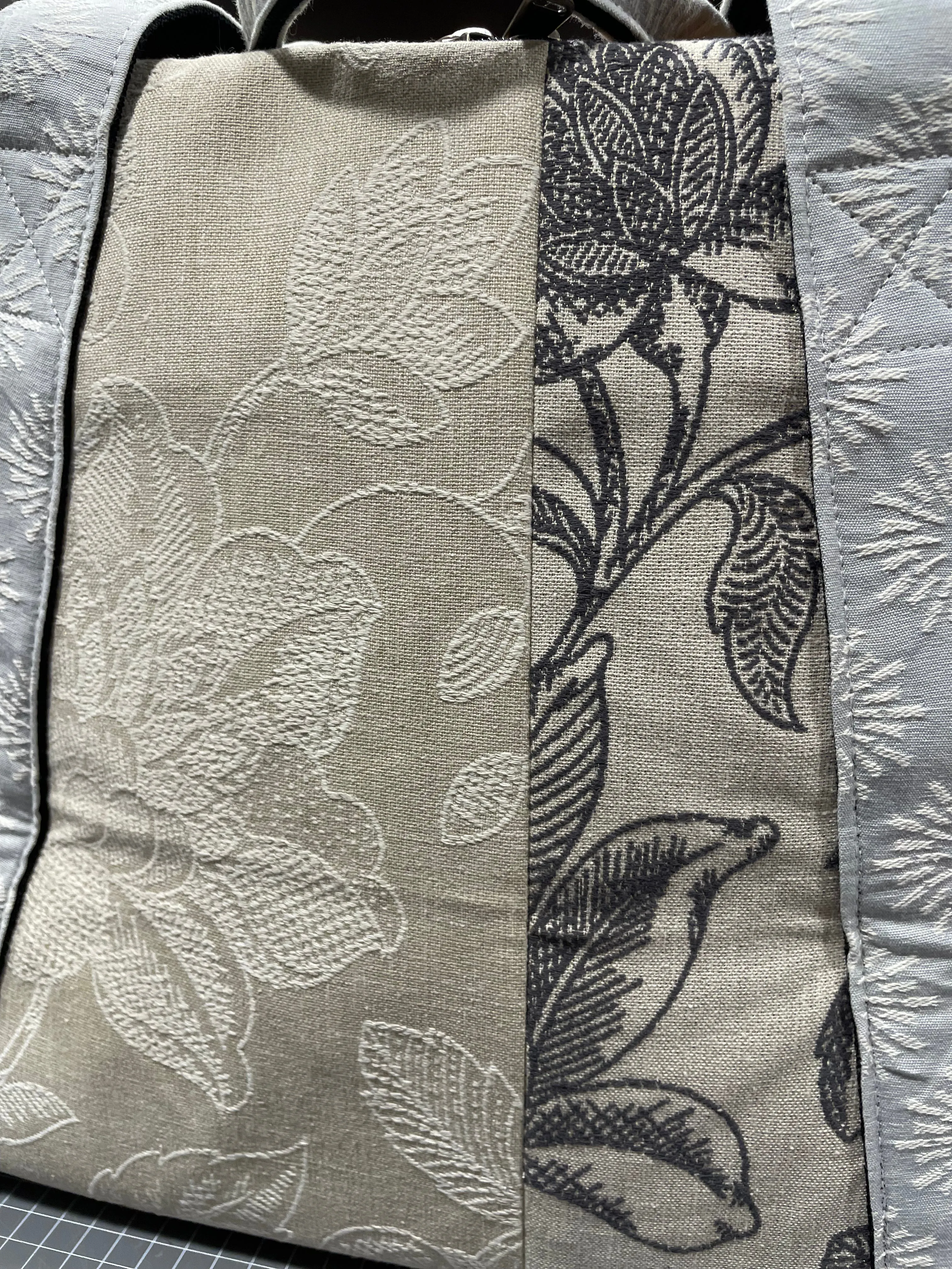The Botanical Blooms 💐 Medium BeeKeeper Weekender Da Vinci Collection