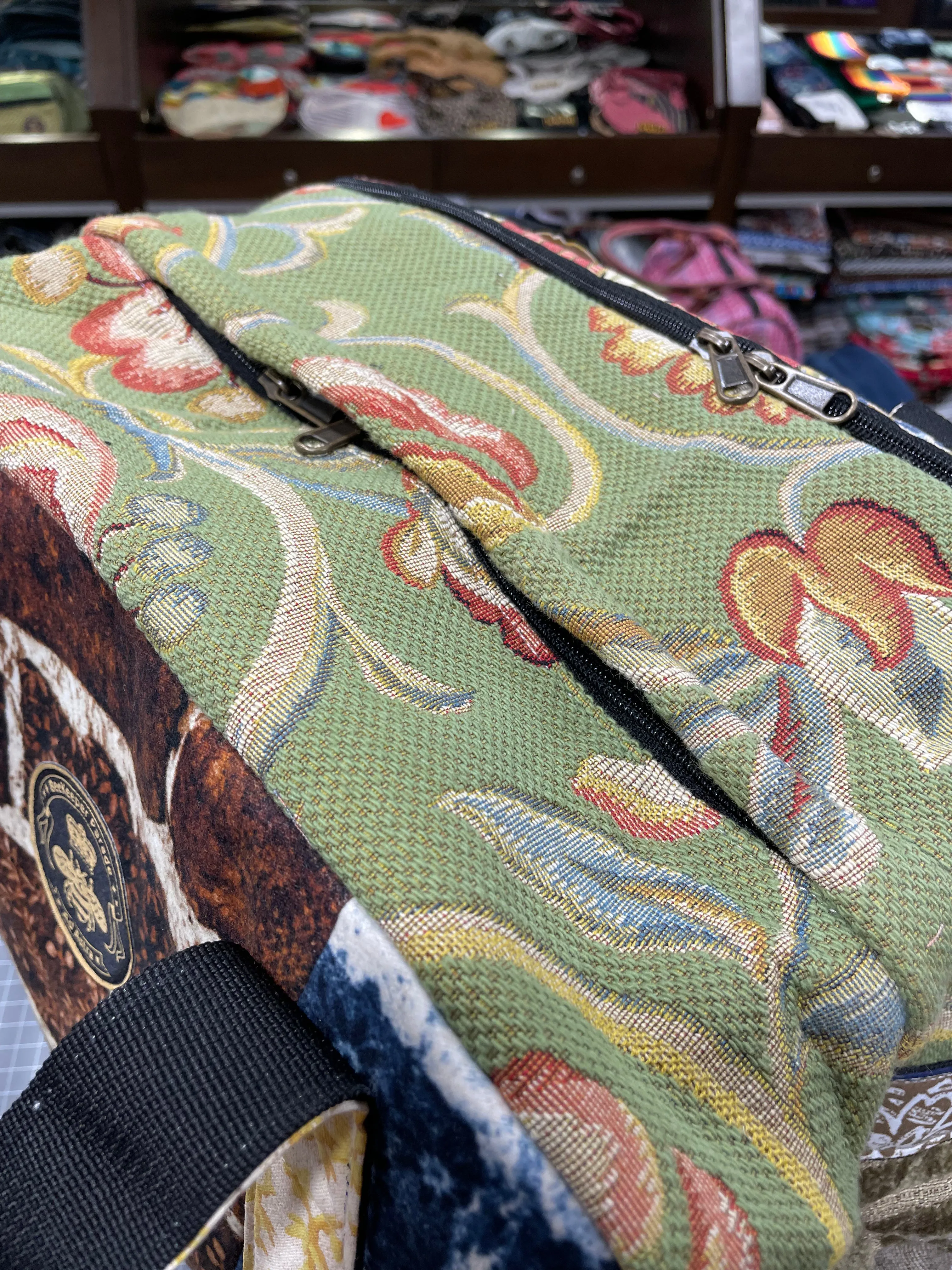 The Floral Wall 💐 Medium BeeKeeper Weekender Da Vinci Collection